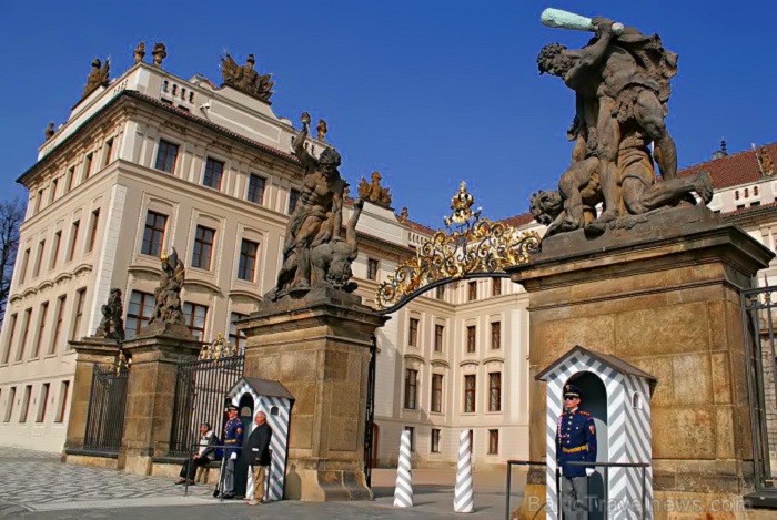 Čehijas galvaspilsētas dārgakmens - Prāgas pils. Pils ir iekļuvusi Ginesu rekordu grāmatā kā lielākais saskaņotais pils komplekss pasaulē -  www.czech 73502