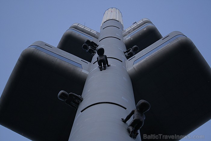 Prāgas televīzijas tornis, kas pārsteidz ar radošo pieeju tā fasādes dizainam -  www.czechairlines.lv 73515