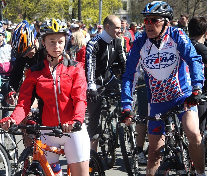 Jauni un gados vecāki velosipēdisti pulcējās uz Rīgas velo parādi 2012 74365