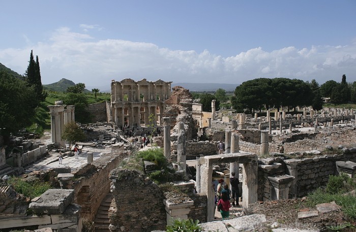 Slavenākā vieta Efesā ir Celsija bibliotēka. Tā ir lielākā bibliotēka senajā pasaulē. Greznu fasādi izrota sieviešu figūras - Tikumība, Tiesa, Likteni 74718