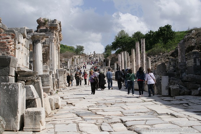 Prospekta Kuretler lejas daļā atrodas Hadrian templis, sieviešu pirts (kādreiz te nāca ārā karstie avoti), sabiedriskā tualete ar strūklakām 74720