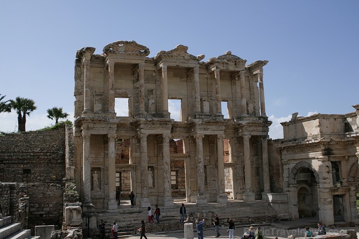 Pa labi no Celsija bibliotēkas atrodas Mazeusa un Mitridata vārti. Mazeusa un Mitridata - tie ir vergi, kurus palaida brīvībā imperators Augusts 74722