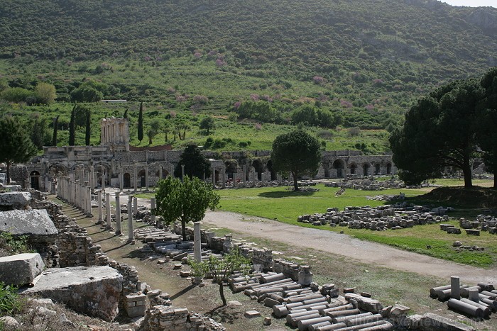Efesas centrālās agoras restaurācija vēl nav pabeigta, tāpēc laukums ir pilns ar sanumurētām kolonnu un sienu fragmentiem 74723