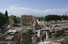 Slavenākā vieta Efesā ir Celsija bibliotēka. Tā ir lielākā bibliotēka senajā pasaulē. Greznu fasādi izrota sieviešu figūras - Tikumība, Tiesa, Likteni 31
