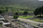 Efesas centrālās agoras restaurācija vēl nav pabeigta, tāpēc laukums ir pilns ar sanumurētām kolonnu un sienu fragmentiem 35