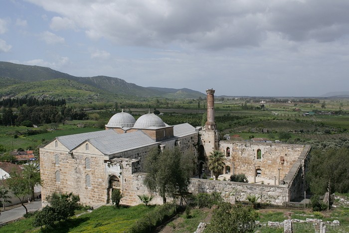 Isa Bey mošeja atrodas uz austrumiem no Sv. Jāņa bazilikas, uz Ayasuluk paugura. Tā tika uzcelta 1375. gadā un ir vecākā turku tipa mošeja pasaulē 74752