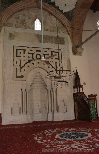 Isa Bey mošeja atrodas uz austrumiem no Sv. Jāņa bazilikas, uz Ayasuluk paugura. Tā tika uzcelta 1375. gadā un ir vecākā turku tipa mošeja pasaulē 74755