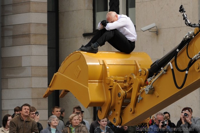 17. Starptautiskā Baltijas baleta festivāla ievaros Rīgā notika vēl neredzēts dejotāja un ekskavatora šovs. Foto: www.fotoprojekts.lv 75037