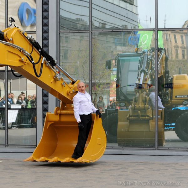 17. Starptautiskā Baltijas baleta festivāla ievaros Rīgā notika vēl neredzēts dejotāja un ekskavatora šovs. Foto: www.fotoprojekts.lv 75039