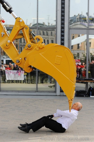 17. Starptautiskā Baltijas baleta festivāla ievaros Rīgā notika vēl neredzēts dejotāja un ekskavatora šovs. Foto: www.fotoprojekts.lv 75040