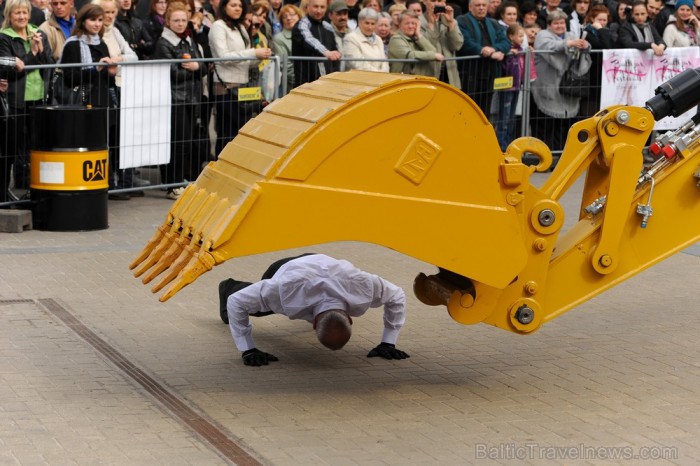 17. Starptautiskā Baltijas baleta festivāla ievaros Rīgā notika vēl neredzēts dejotāja un ekskavatora šovs. Foto: www.fotoprojekts.lv 75043