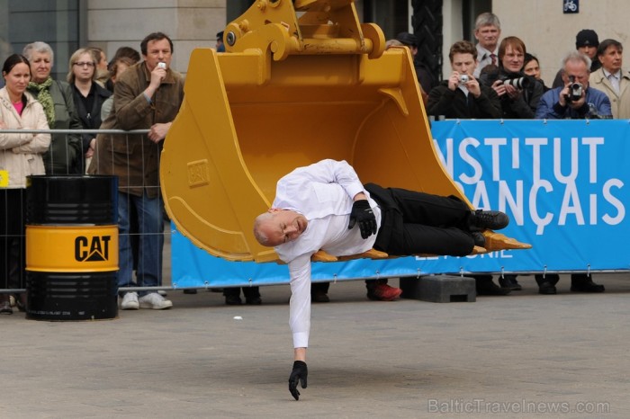 17. Starptautiskā Baltijas baleta festivāla ievaros Rīgā notika vēl neredzēts dejotāja un ekskavatora šovs. Foto: www.fotoprojekts.lv 75046