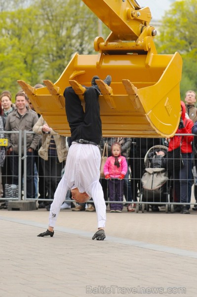 17. Starptautiskā Baltijas baleta festivāla ievaros Rīgā notika vēl neredzēts dejotāja un ekskavatora šovs. Foto: www.fotoprojekts.lv 75050