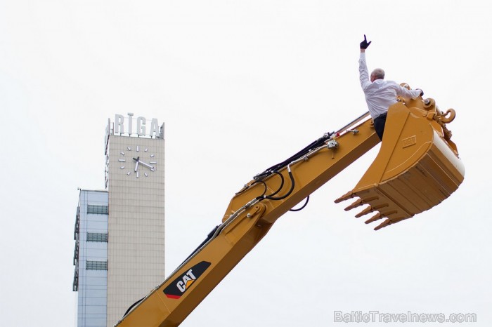 17. Starptautiskā Baltijas baleta festivāla ievaros Rīgā notika vēl neredzēts dejotāja un ekskavatora šovs. Foto: www.fotoprojekts.lv 75054