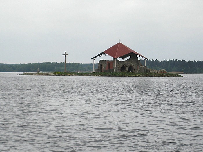 Baznīcu 1184. gadā sāka celt Holšteinas pilsētas Zēgebergas klostera augustīniešu ordeņa kanoniķis Meinards. Svētais Meinards (ap 1130 - 1196) 75566