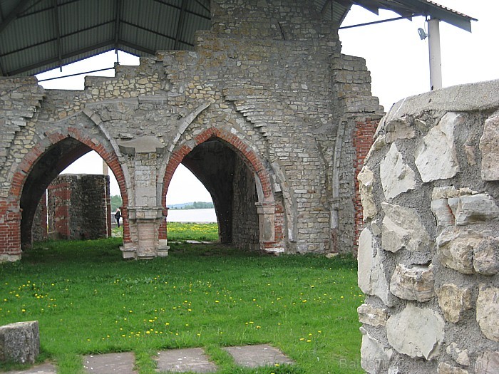 Līdz Rīgas dibināšanai 1201. gadāsvētais dievnams bija Livonijas bīskapa sēdeklis. No 1879. - 1881. gadam tas tika kapitāli pārbūvēts, taču 1916. gadā 75568