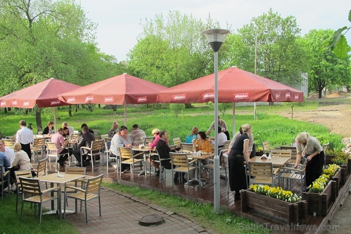 Baudi Rēzeknes vasaras noskaņas viesnīcas Kolonna Hotel Rēzekne restorāna Rozālija jaunajā vasaras terasē (Foto: www.hotelkolonna.com) 75857