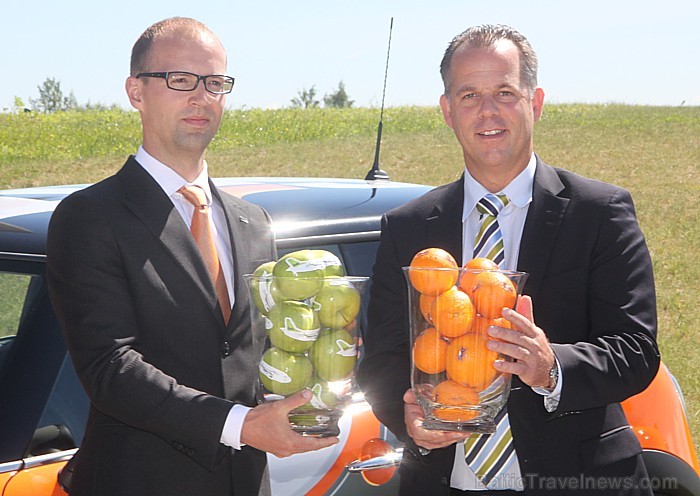 Sixt vadītājs Baltijas valstīs Arnis Jaudzems un airBaltic prezidents Martins Gauss - zaļš un orandžs 77099