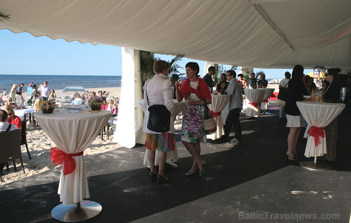 Baltic Beach Hotel kopā ar salaveci atklāj pludmales bāru Elite Majoros 77525