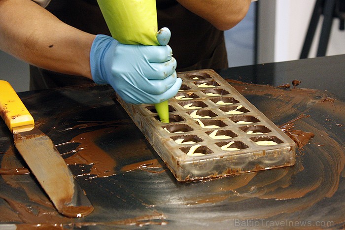 Šokolādes muzejā ir iespēja redzēt, kā top pildītās šokolādes konfektes 78047