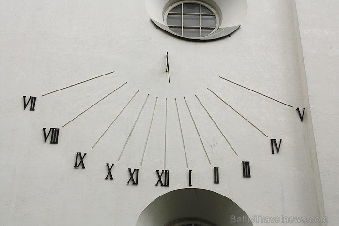 Baznīcas sienu rotā visvecākais saules pulkstenis Lietuvā, kas joprojām saulainā laikā rāda precīzu laiku 78209
