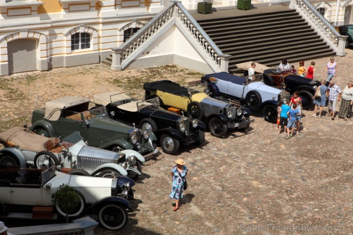 Rundālē ierodas britu autoklubs ar pirmskara «Rolls Royce» automašīnām Foto: Juris Ķilkuts www.fotoatelje.lv 78842