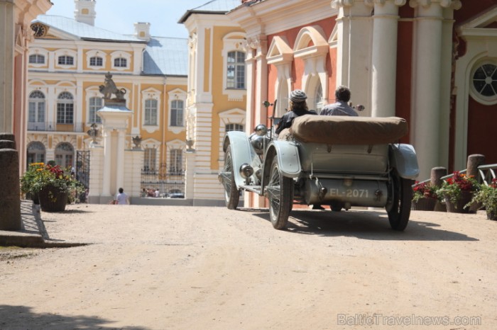 Rundālē ierodas britu autoklubs ar pirmskara «Rolls Royce» automašīnām Foto: Juris Ķilkuts www.fotoatelje.lv 78844