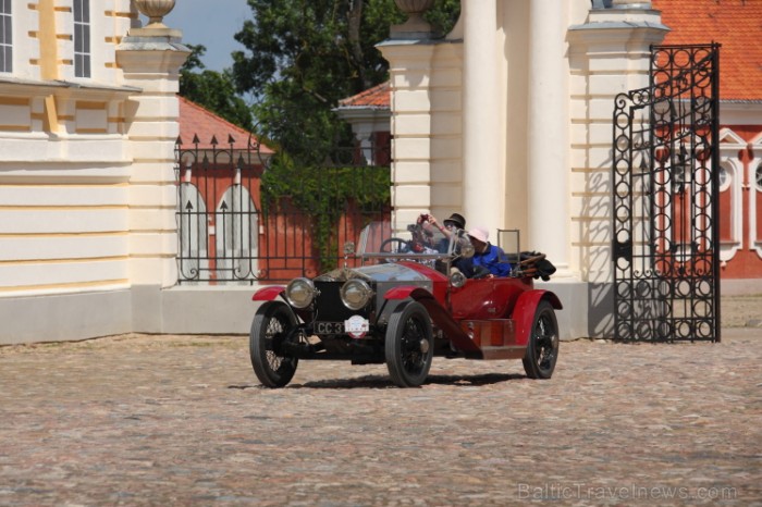 Rundālē ierodas britu autoklubs ar pirmskara «Rolls Royce» automašīnām Foto: Juris Ķilkuts www.fotoatelje.lv 78845