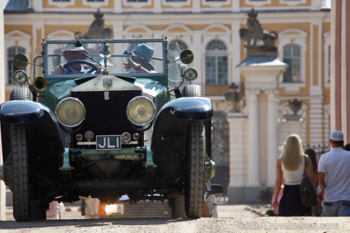 Rundālē ierodas britu autoklubs ar pirmskara «Rolls Royce» automašīnām Foto: Juris Ķilkuts www.fotoatelje.lv 78847