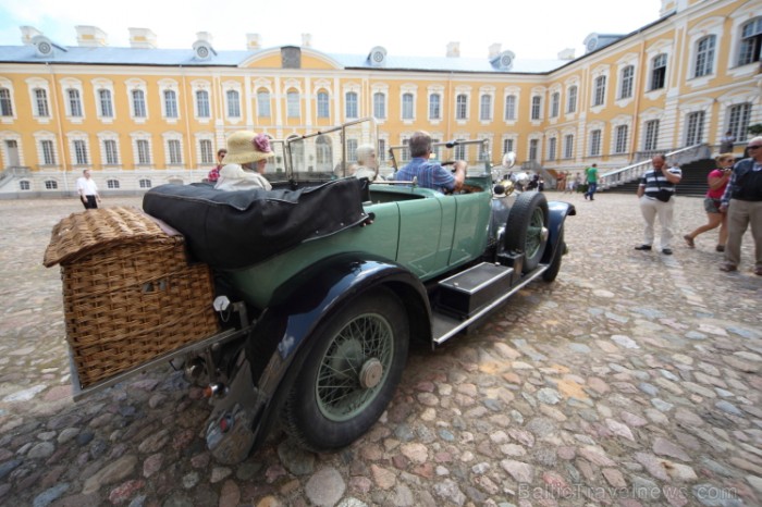 Rundālē ierodas britu autoklubs ar pirmskara «Rolls Royce» automašīnām Foto: Juris Ķilkuts www.fotoatelje.lv 78848