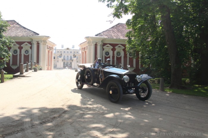 Rundālē ierodas britu autoklubs ar pirmskara «Rolls Royce» automašīnām Foto: Juris Ķilkuts www.fotoatelje.lv 78849