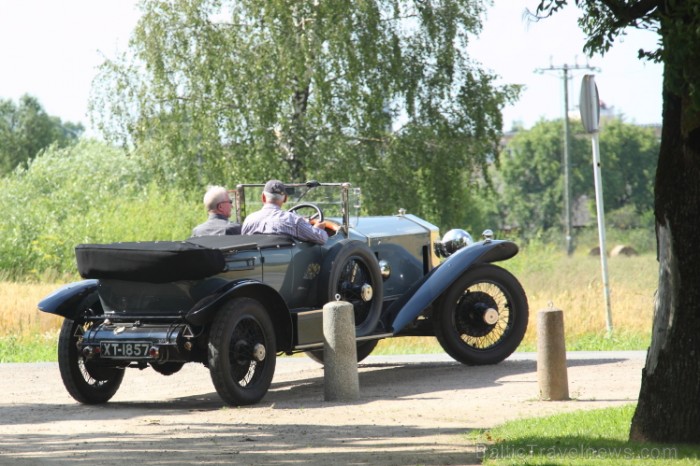 Rundālē ierodas britu autoklubs ar pirmskara «Rolls Royce» automašīnām Foto: Juris Ķilkuts www.fotoatelje.lv 78850