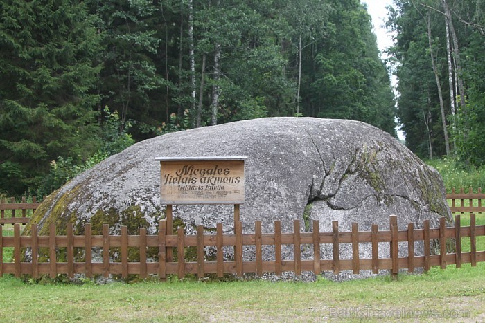 Latvijas lielākais laukakmens atrodas Daugavpils tuvumā - Nīcgales Lielais akmens jeb latgaļu valodā to sauc par Neicgalis Lelais akmins. Foto sponsor 78996