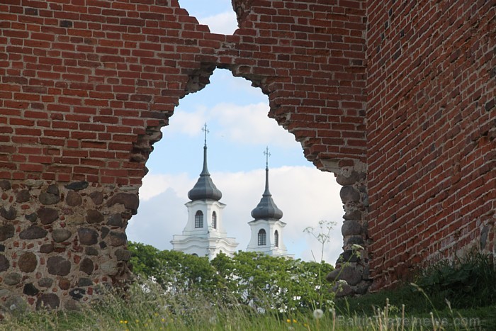 Ludzas pilskalns ar Livonijas ordera pils drupām: gruzīna un latgalietes kāzas - vairāk www.Fb.com/Travelnews.lv 79408