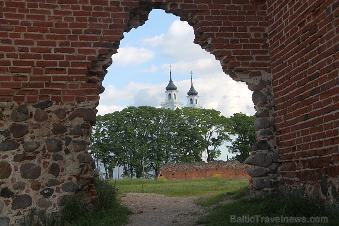 Ludzas pilskalns ar Livonijas ordera pils drupām: gruzīna un latgalietes kāzas - vairāk www.Fb.com/Travelnews.lv 79411