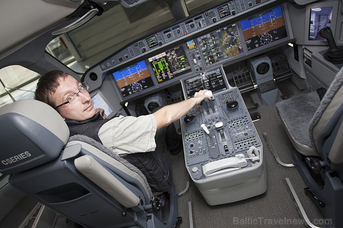 airBaltic demonstrē Bombardier Cseries 300 lidmašīnas pilotu kabīnes modeli Foto: Ingus Evertovskis, www.fotoprojekts.lv 79465