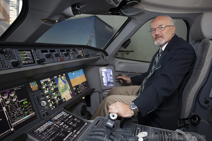 airBaltic demonstrē Bombardier Cseries 300 lidmašīnas pilotu kabīnes modeli Foto: Ingus Evertovskis, www.fotoprojekts.lv 79478