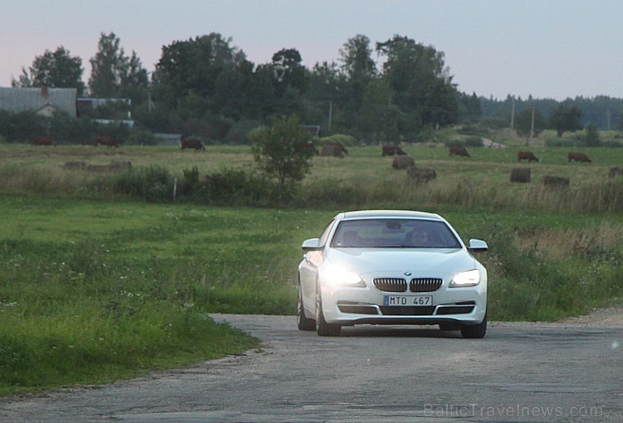 Braucot ar ātrumu līdz 60 km/h, priekšējie un aizmugurējie riteņi stūrē arī pretējos virzienos, tādējādi pagriešanās leņķis tiek samazināts 79737