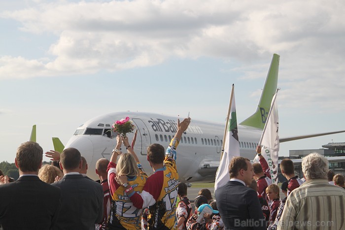 Divkārtējā olimpiskā čempiona Māra Štromberga sagaidīšana 13.08.2012 starptautiskajā lidostā Rīga 80265