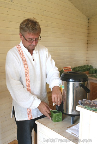 Enerģijas sētas saimnieks Aivar Siim gatavo enerģētisko tēju 80494