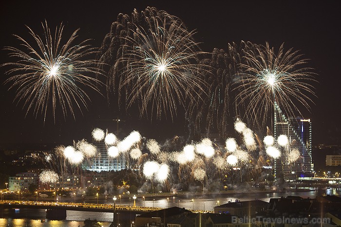 Rīgas svētku 2012 salūts pārsteidz ar savu krāšņumu Foto: Ingus Evertovskis, www.fotoprojekts.lv ar www.panoramariga.lv atbalstu 80626