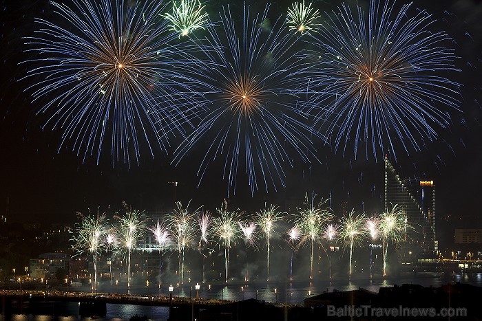 Rīgas svētku 2012 salūts pārsteidz ar savu krāšņumu Foto: Ingus Evertovskis, www.fotoprojekts.lv ar www.panoramariga.lv atbalstu 80627