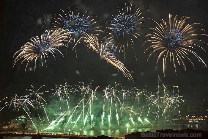 Rīgas svētku 2012 salūts pārsteidz ar savu krāšņumu Foto: Ingus Evertovskis, www.fotoprojekts.lv ar www.panoramariga.lv atbalstu 80629