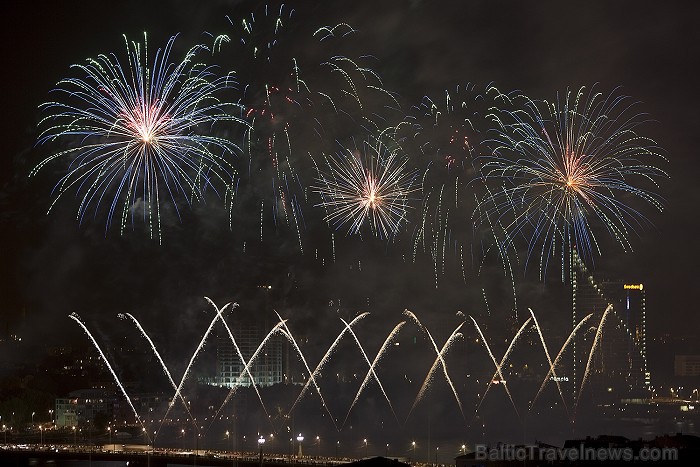 Rīgas svētku 2012 salūts pārsteidz ar savu krāšņumu Foto: Ingus Evertovskis, www.fotoprojekts.lv ar www.panoramariga.lv atbalstu 80630