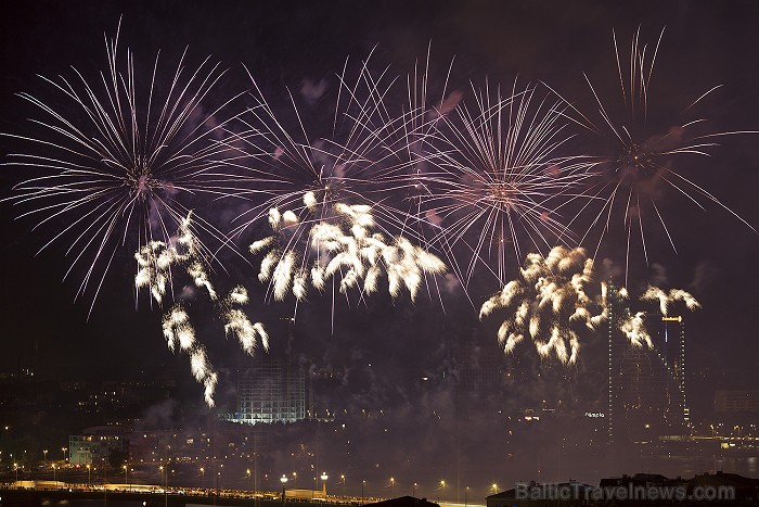 Rīgas svētku 2012 salūts pārsteidz ar savu krāšņumu Foto: Ingus Evertovskis, www.fotoprojekts.lv ar www.panoramariga.lv atbalstu 80631