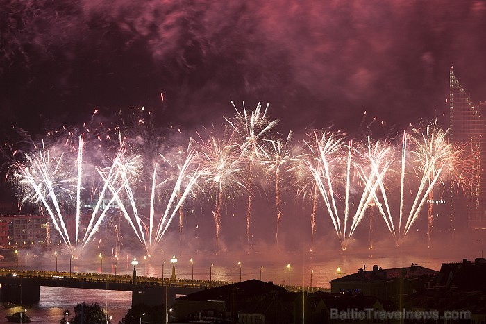 Rīgas svētku 2012 salūts pārsteidz ar savu krāšņumu Foto: Ingus Evertovskis, www.fotoprojekts.lv ar www.panoramariga.lv atbalstu 80632