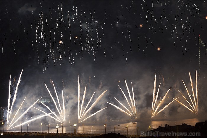 Rīgas svētku 2012 salūts pārsteidz ar savu krāšņumu Foto: Ingus Evertovskis, www.fotoprojekts.lv ar www.panoramariga.lv atbalstu 80633