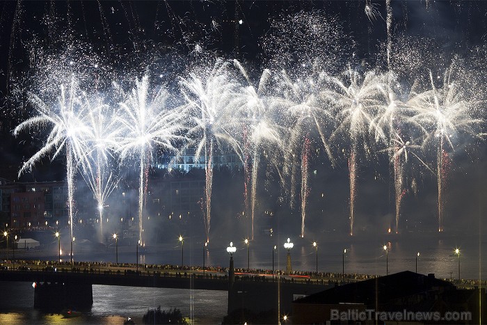 Rīgas svētku 2012 salūts pārsteidz ar savu krāšņumu Foto: Ingus Evertovskis, www.fotoprojekts.lv ar www.panoramariga.lv atbalstu 80634