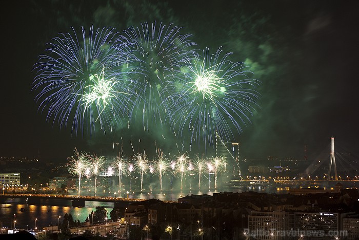 Rīgas svētku 2012 salūts pārsteidz ar savu krāšņumu Foto: Ingus Evertovskis, www.fotoprojekts.lv ar www.panoramariga.lv atbalstu 80635