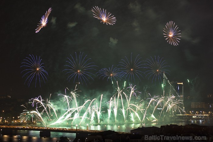 Rīgas svētku 2012 salūts pārsteidz ar savu krāšņumu Foto: Ingus Evertovskis, www.fotoprojekts.lv ar www.panoramariga.lv atbalstu 80636